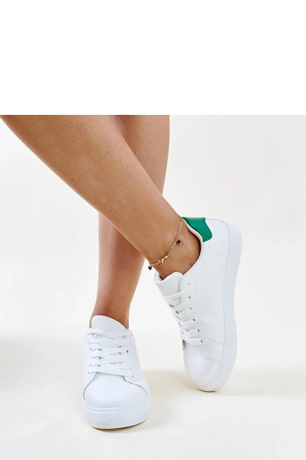 baskets femmes blanches vertes minimalistes modernes confortables cuir similicuir semelle caoutchouc antidérapante lacets perforations ventilées basses plateforme polyvalentes