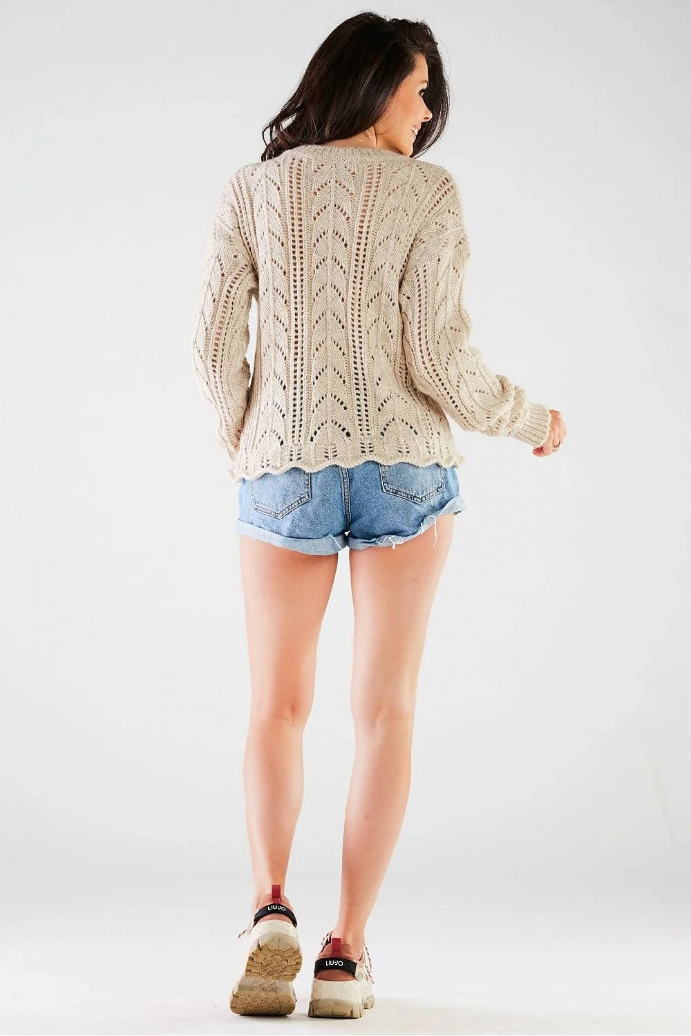 pull maille ajourée beige crème motif chevrons col rond manches longues coupe boxy ourlet ondulé short denim délavé bleu clair