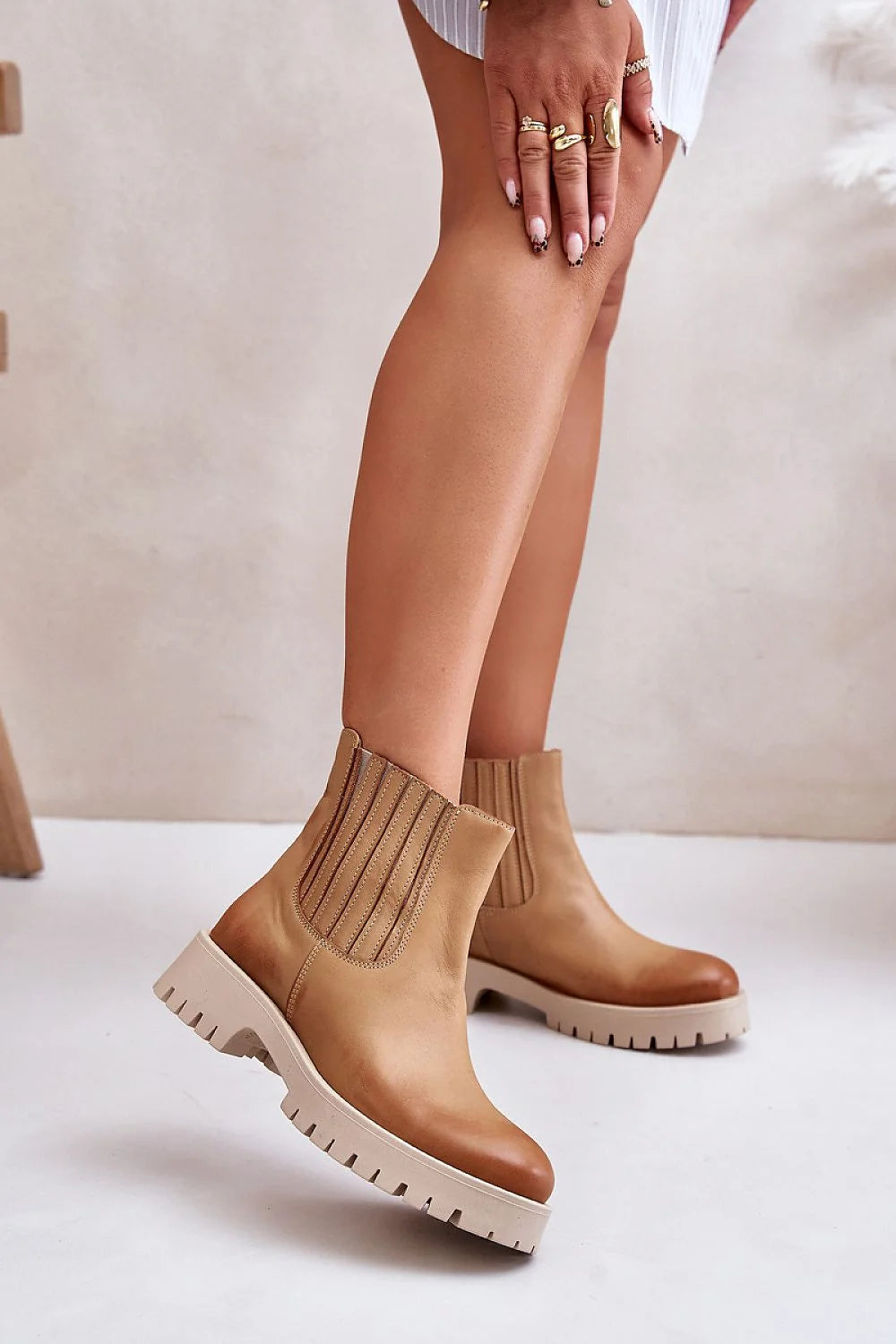 Bottes Step in Style Femme Design Moderne Épuré en Cuir Beige Clair avec Élastique Côtelé, Semelle Crème Crantée, Hauteur 14 cm, Talon Plat 4 cm, Confort Journée