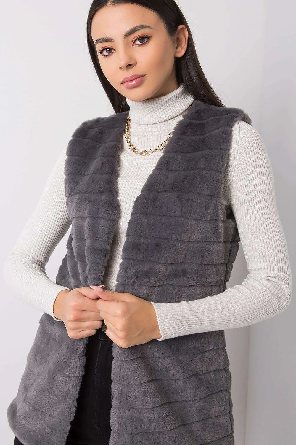 Gilet sans manches fausse fourrure gris élégant décontracté hiver femme moderne tendance mode féminine