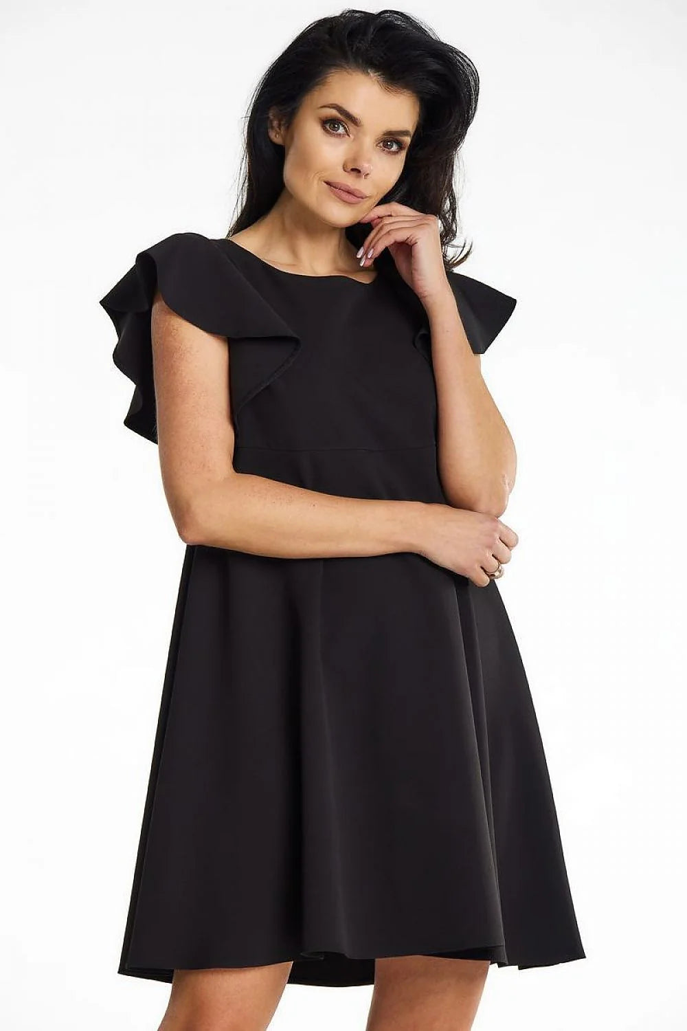 robe cocktail mini trapèze noire élégante féminine encolure ronde manches volantées courtes polyester élasthanne taille marquée ourlet net