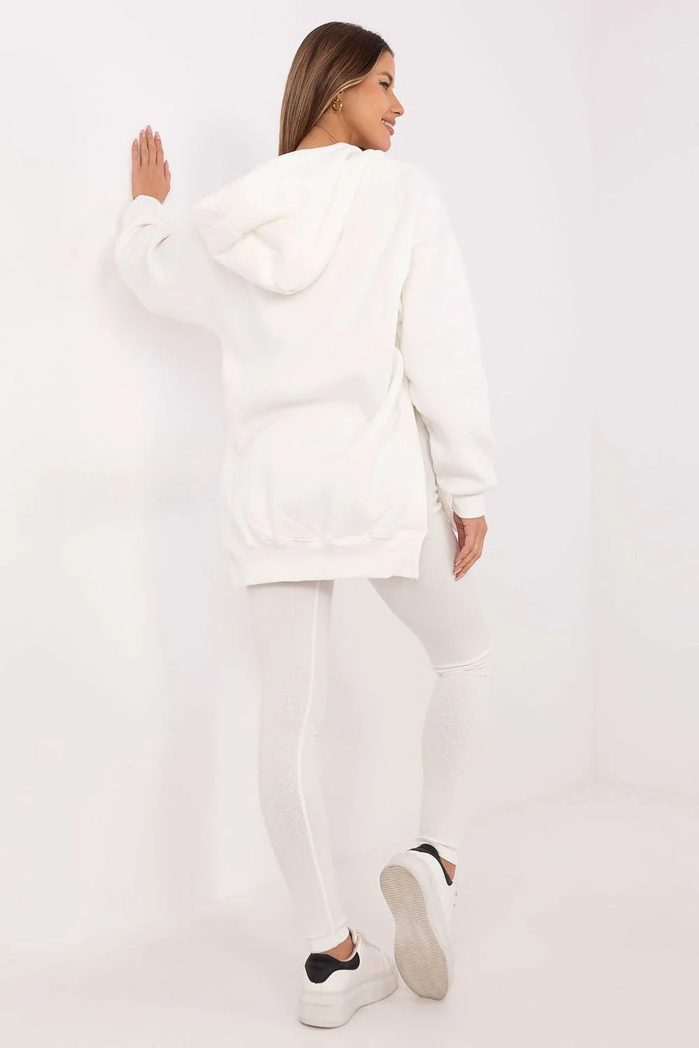Ensemble sportswear pour femme comprenant sweat à capuche, leggings et sneakers blancs moderne et confortable