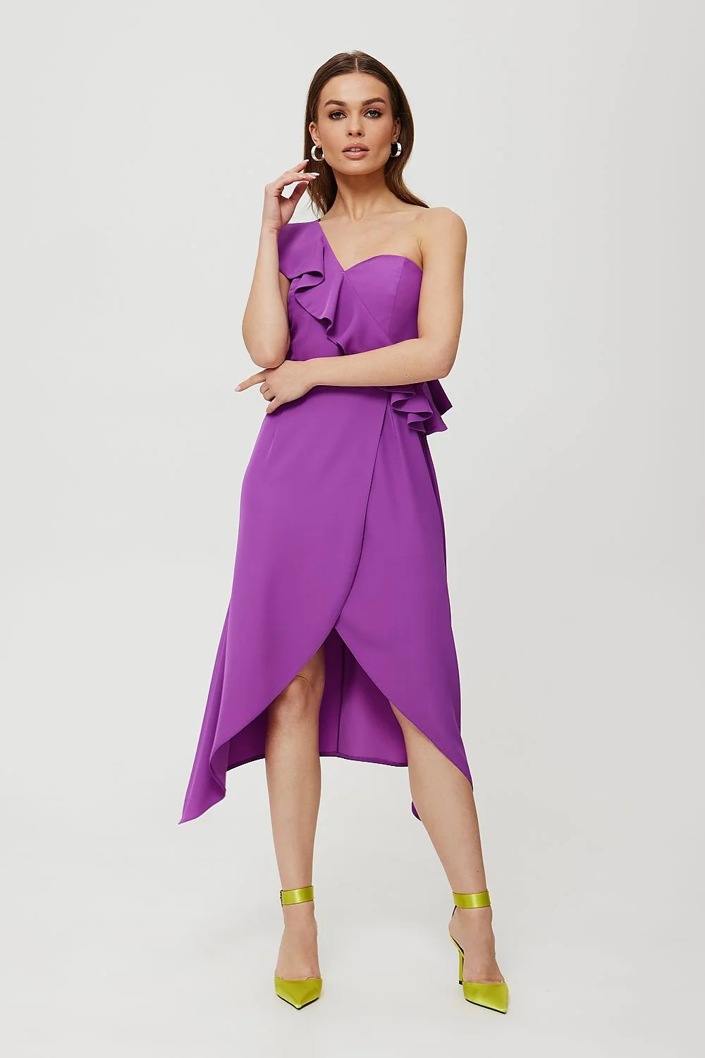 Robe de cocktail Makover asymétrique épaule nue volant violet violette polyester fluide dos nu femme occasion spéciale soirée