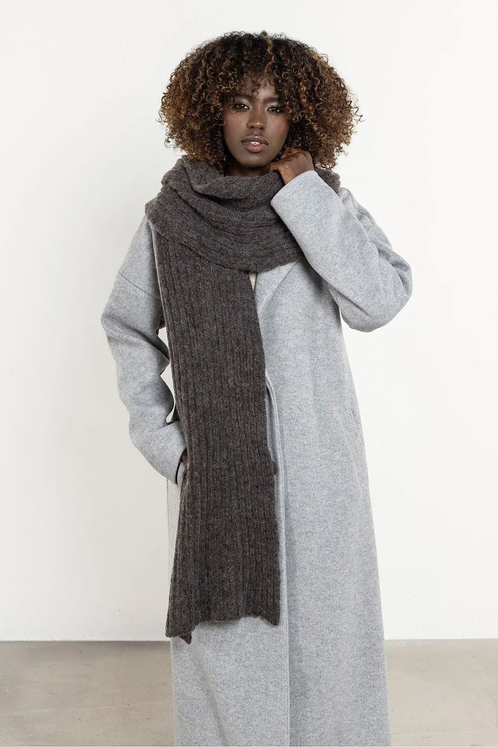châle long chaud oversize grosse maille côtelée moelleux doux cachemire mohair laine mélange anthracite enveloppant minimaliste