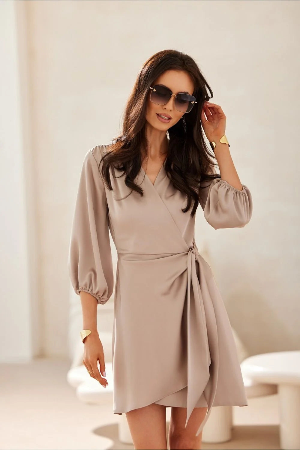 robe satin taupe portefeuille midi drapé fluide col V croisé manches trois quarts bouffantes poignet élastiqué ceinture intégrée nouée côté