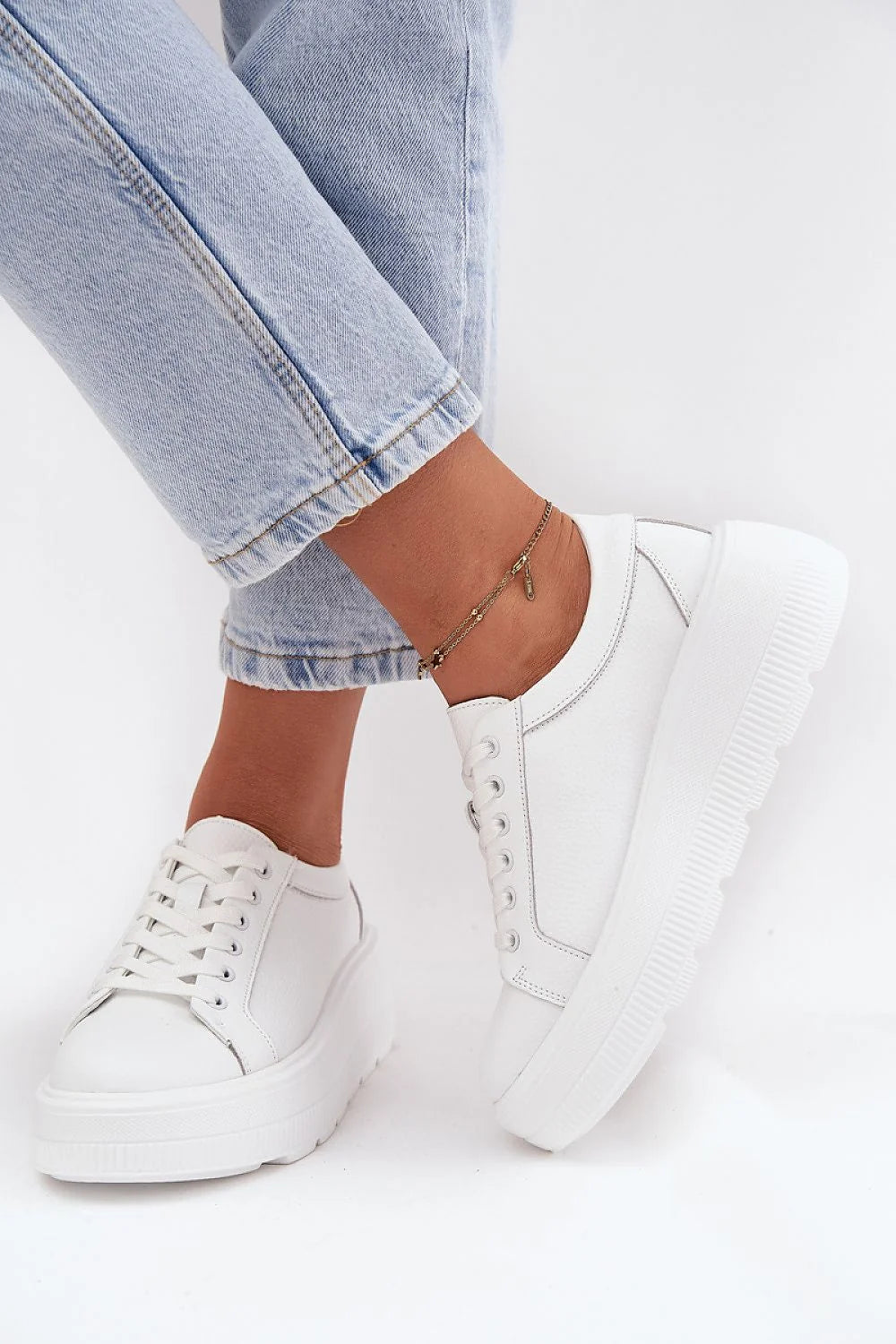 baskets femme cuir naturel blanches plateforme massive semelle crantée épaisse bout rond lacées œillets métalliques semelle intérieure cuir souple confort
