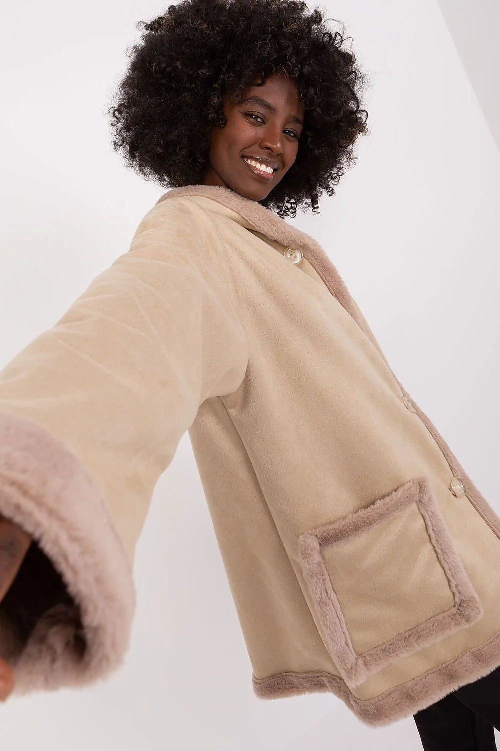 Manteau d'hiver pour femme style casual et chic matière suédine fausse fourrure couleur beige avec capuche et ceinture