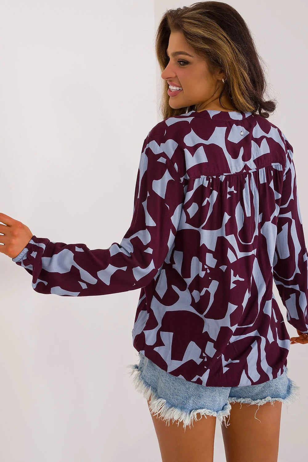 Blouse féminine moderne motif abstrait bordeaux bleu-gris manches longues encolure V viscose écolo occasion bureau décontracté