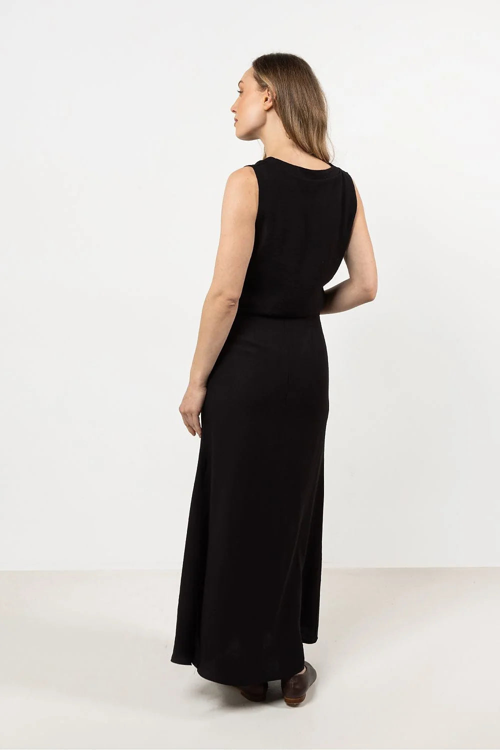robe mi longue sans manches col V décolleté plongeant noire élégante coupe épurée légèrement ajustée jupe droite tissu lisse extensible