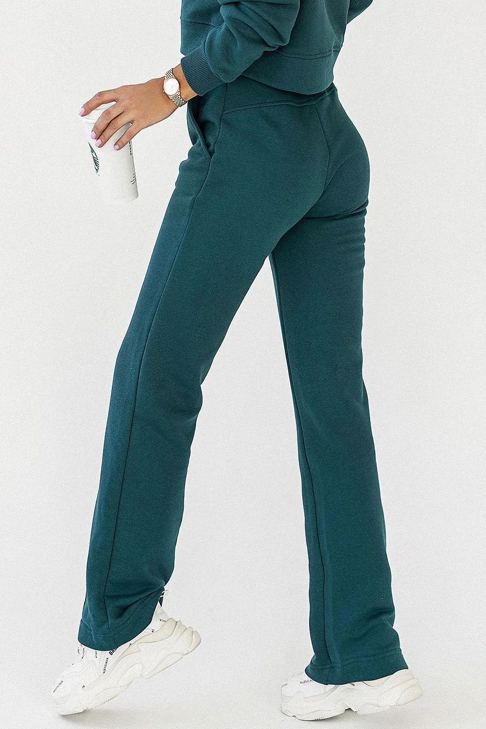 Pantalon survêtement IVON femme, style décontracté, coton élasthanne, taille haute, poches latérales, couleur verte émeraude, coupe droite, élastique confortable, look intemporel, occasion quotidienne, élégance subtile, vêtement polyvalent, mode féminine