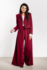 tailleur femme bordeaux blazer court croppé double boutonnage col classique épaules structurées manches longues pantalon palazzo taille haute