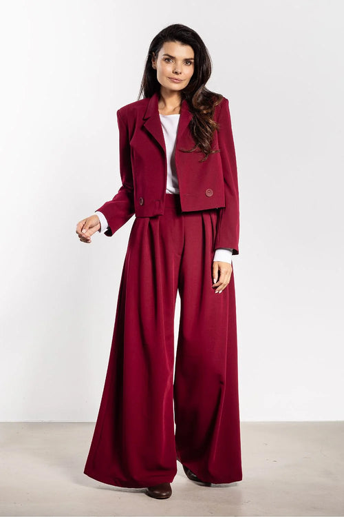 tailleur femme bordeaux blazer court croppé double boutonnage col classique épaules structurées manches longues pantalon palazzo taille haute