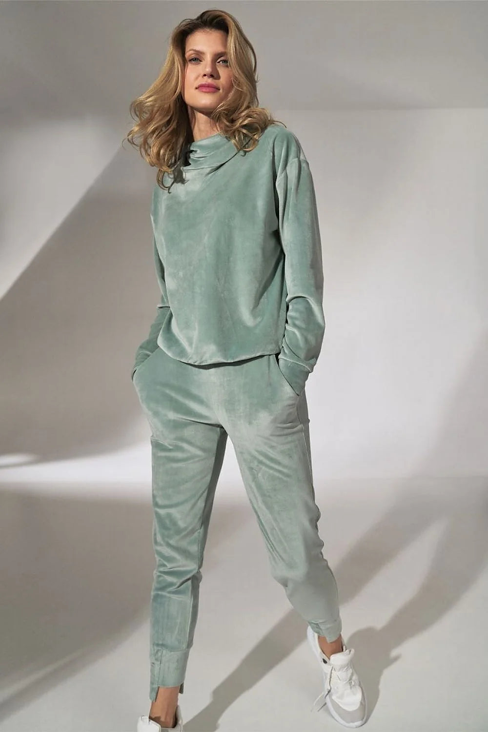 Ensemble détente velours rose moderne et élégant pour un style cocooning confortable et féminin