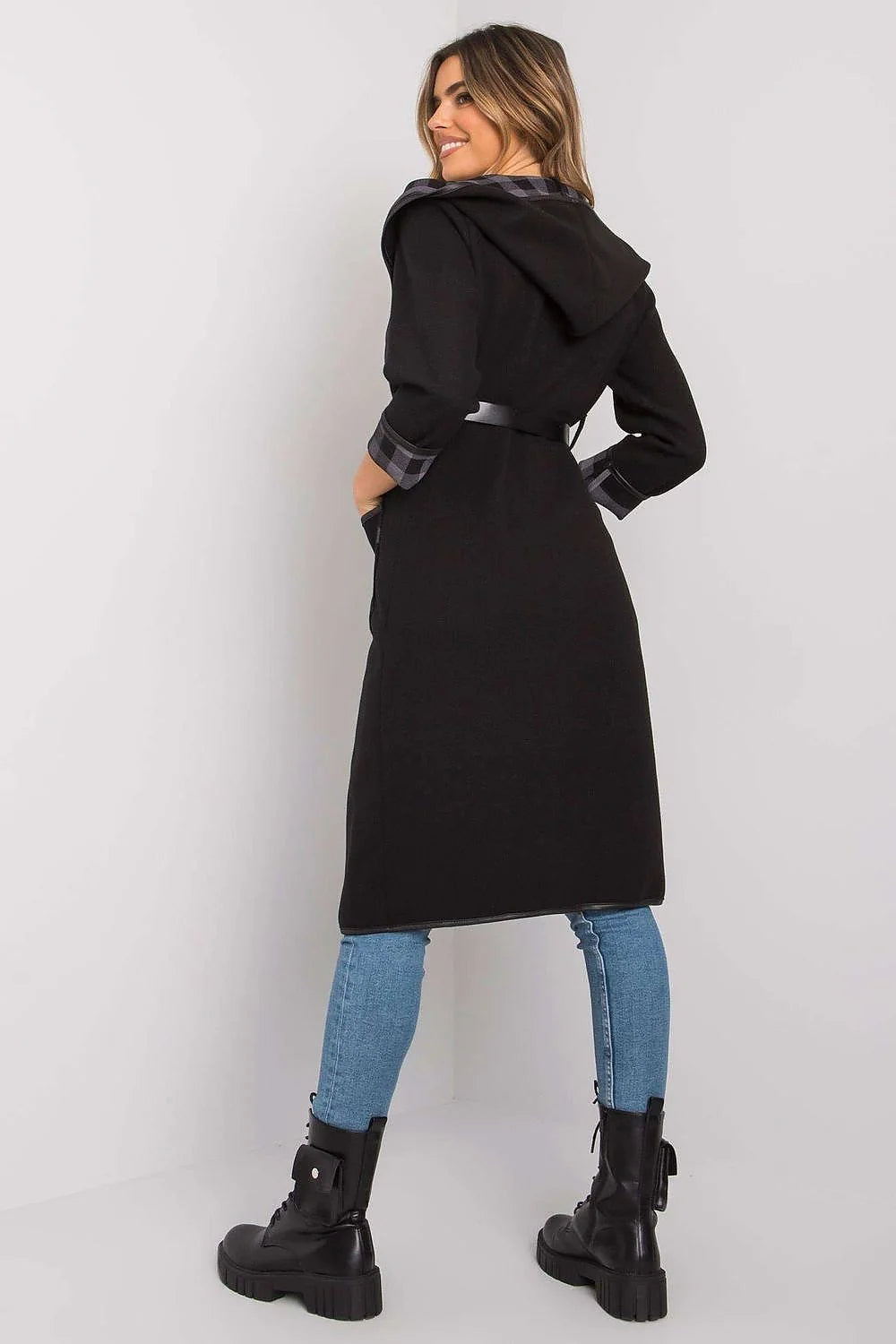 Manteau long en polyester noir ajusté chic avec ceinture dorée et col à revers élégant