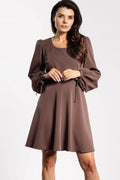 robe mini évasée trapèze décolleté rond laçage décoratif manches bouffantes longues poignets élastiques liens noués chocolat fluide