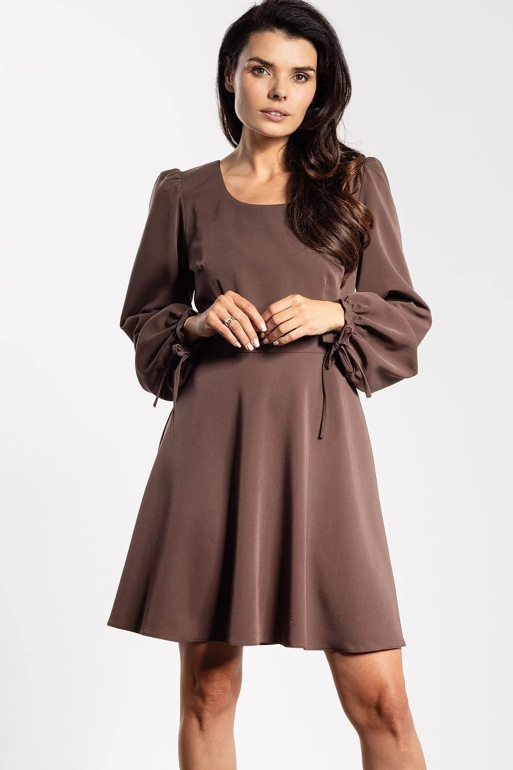 robe mini évasée trapèze décolleté rond laçage décoratif manches bouffantes longues poignets élastiques liens noués chocolat fluide
