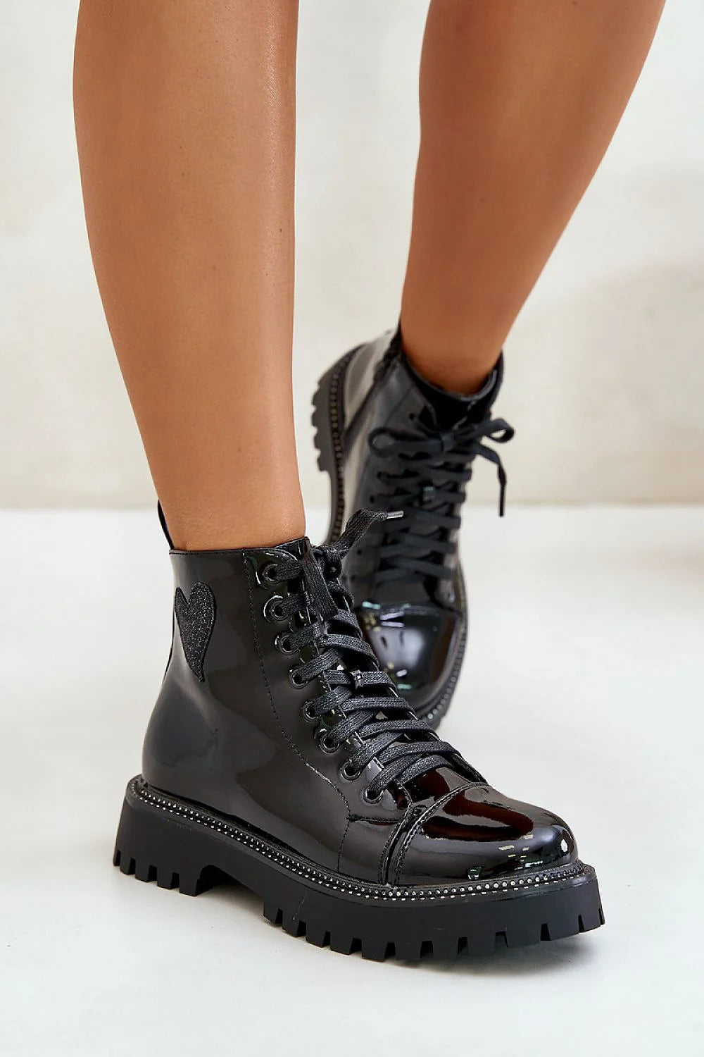 bottines femme style combat cuir verni noir brillant talon 4cm fermeture éclair lacets œillets métalliques semelle plateforme crantée