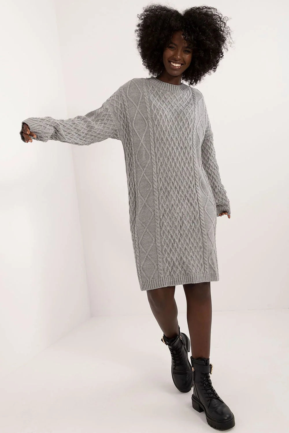 Robe pull hiver femme maille épaisse motifs torsadés couleur gris clair manches longues coupe ample