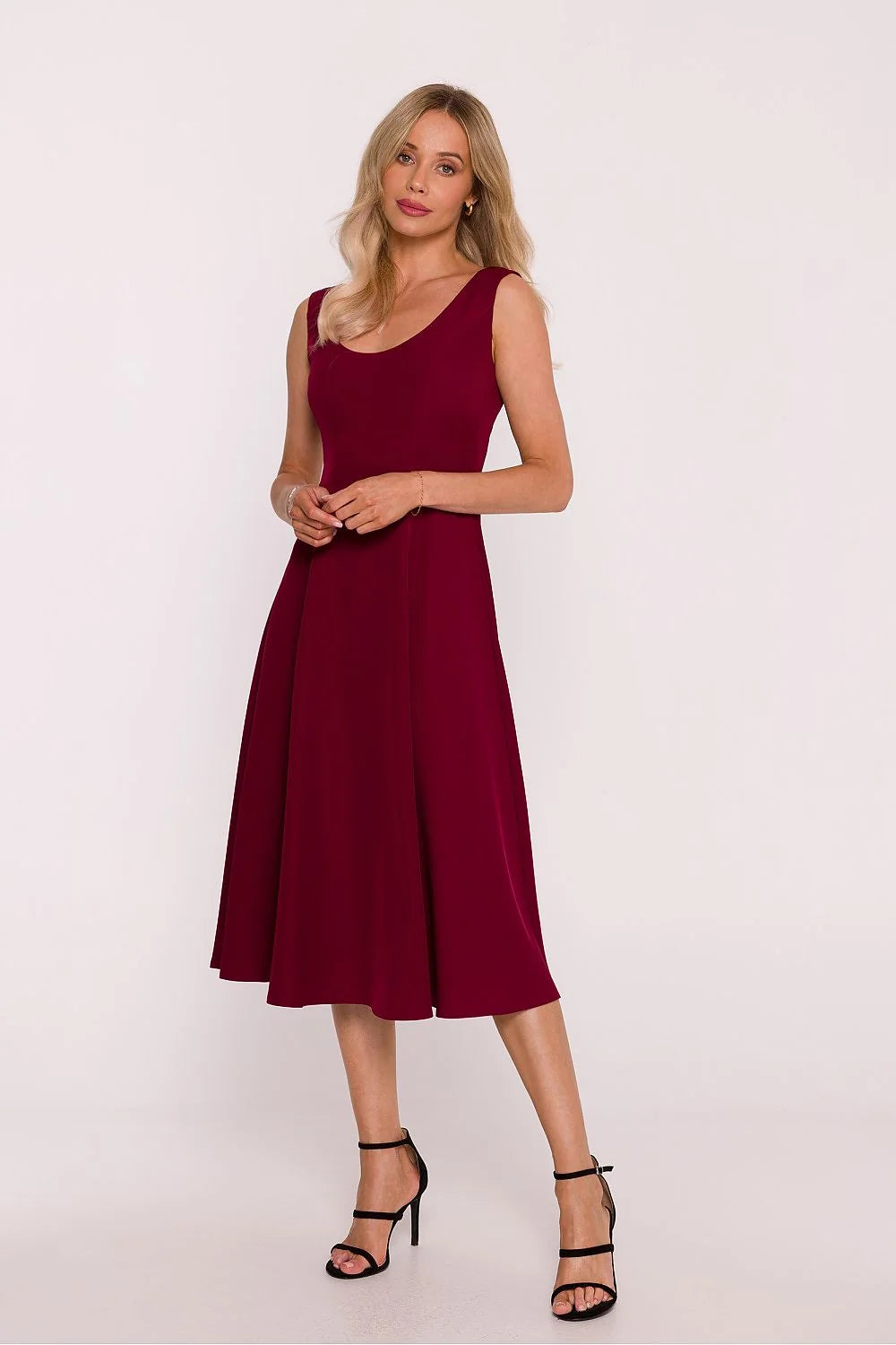 robe soirée midi bordeaux sans manches encolure ronde taille cintrée jupe évasée tombé fluide finition satinée légère éclat minimaliste élégante