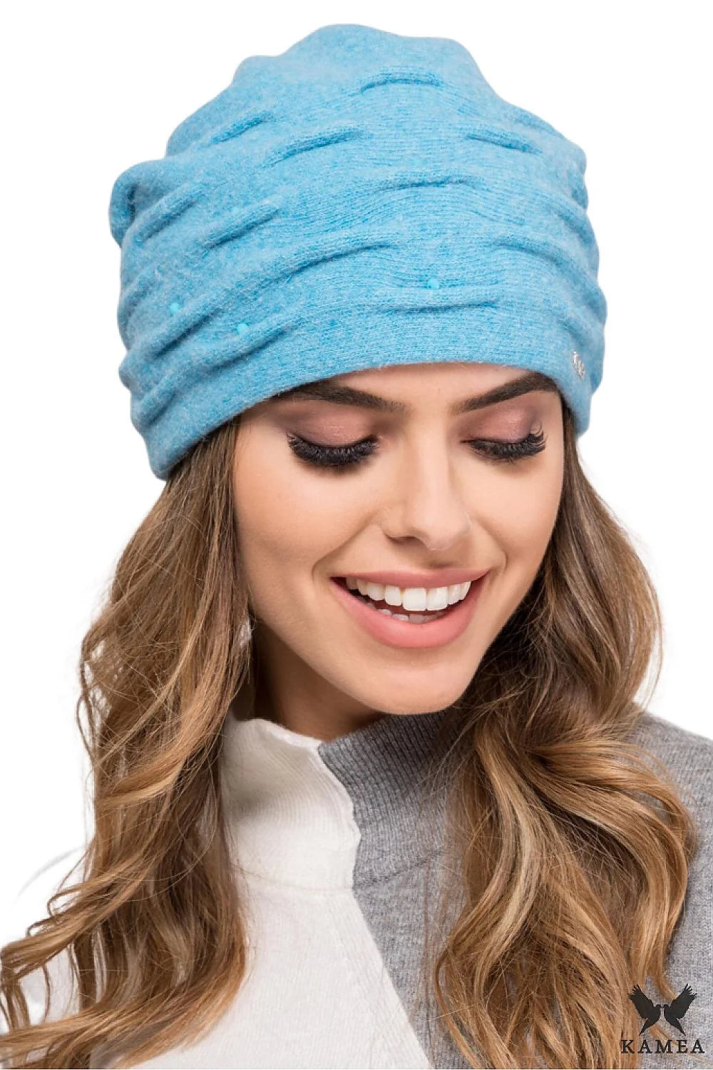 Bonnet femme élégant contemporain ample drapé texture undulante laine fibres synthétiques bleu clair comfort mode