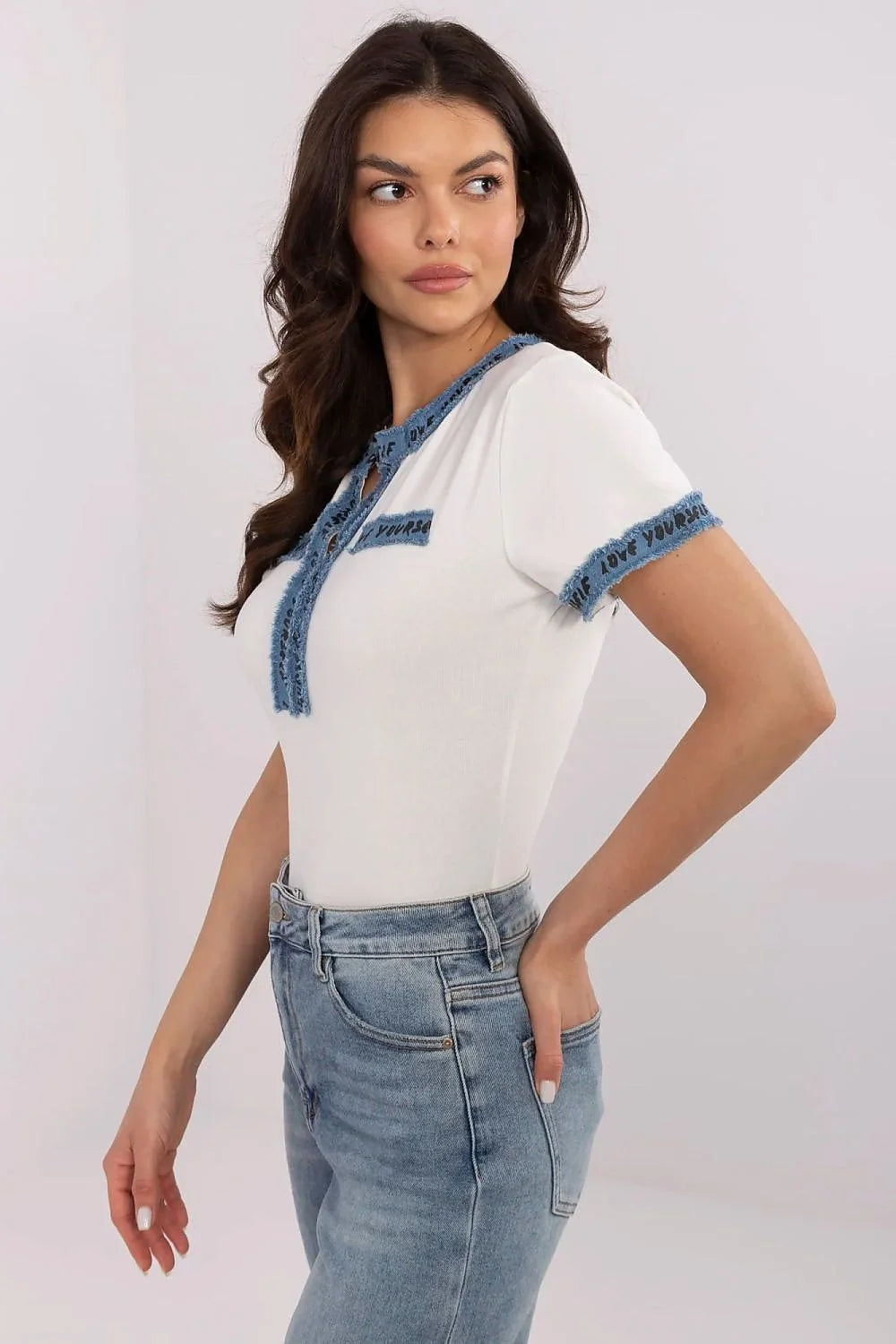 Chemisier femme moderne élégant en coton denim bleu ajusté manches courtes encolure V finitions soignées style casual chic