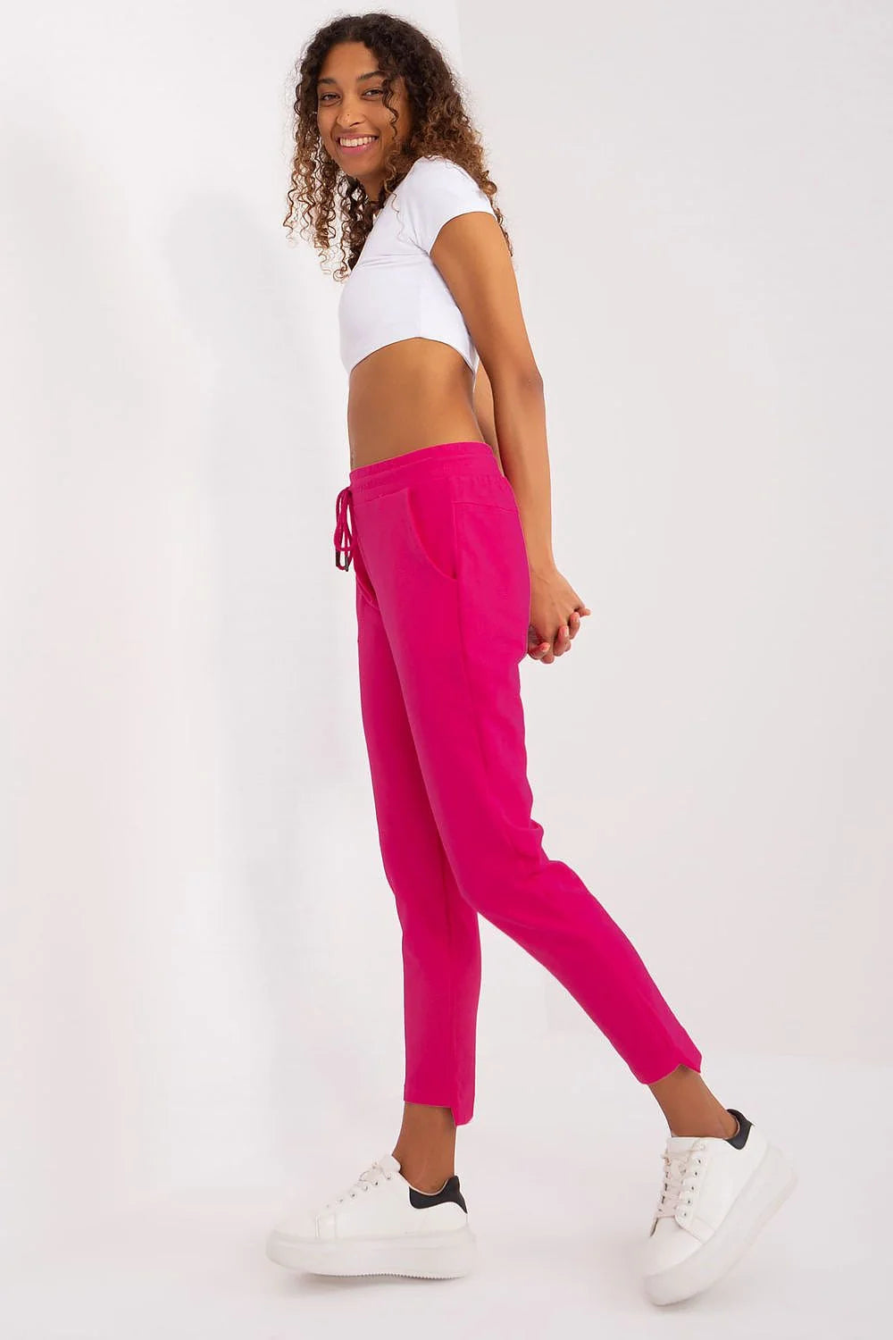 Pantalon survêtement Relevance femme style sportif confortable couleur rose vif matériau coton ajusté poches latérales