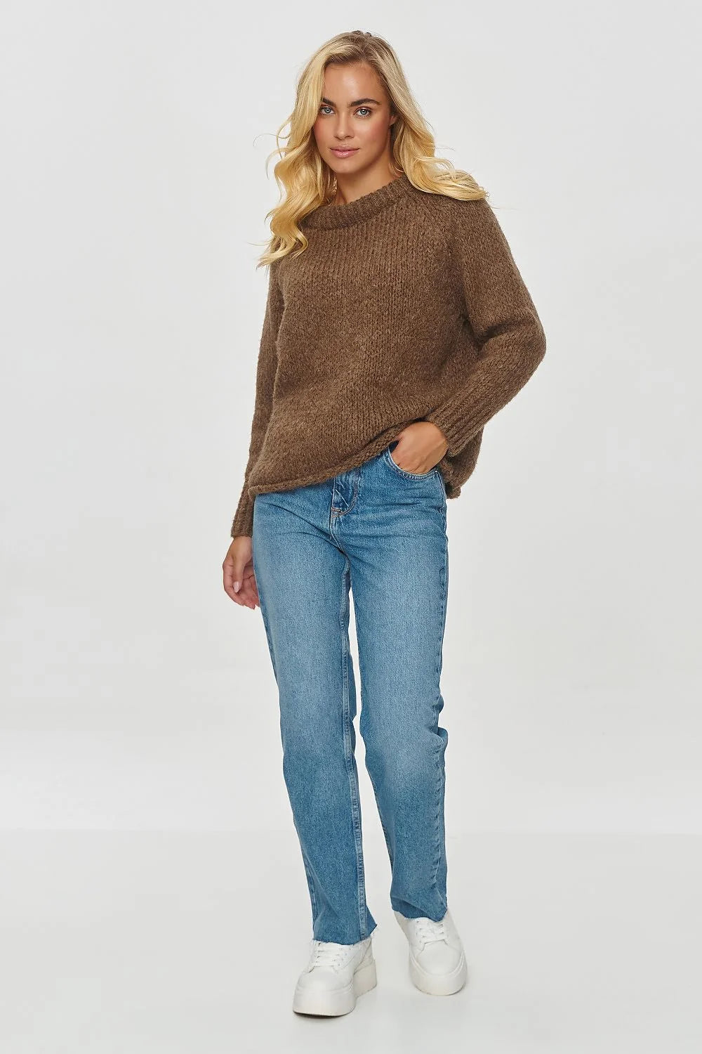 Chandail Makadamia pour femme en laine épaisse couleur brun foncé col rond manches longues coupe ample finitions côtelées
