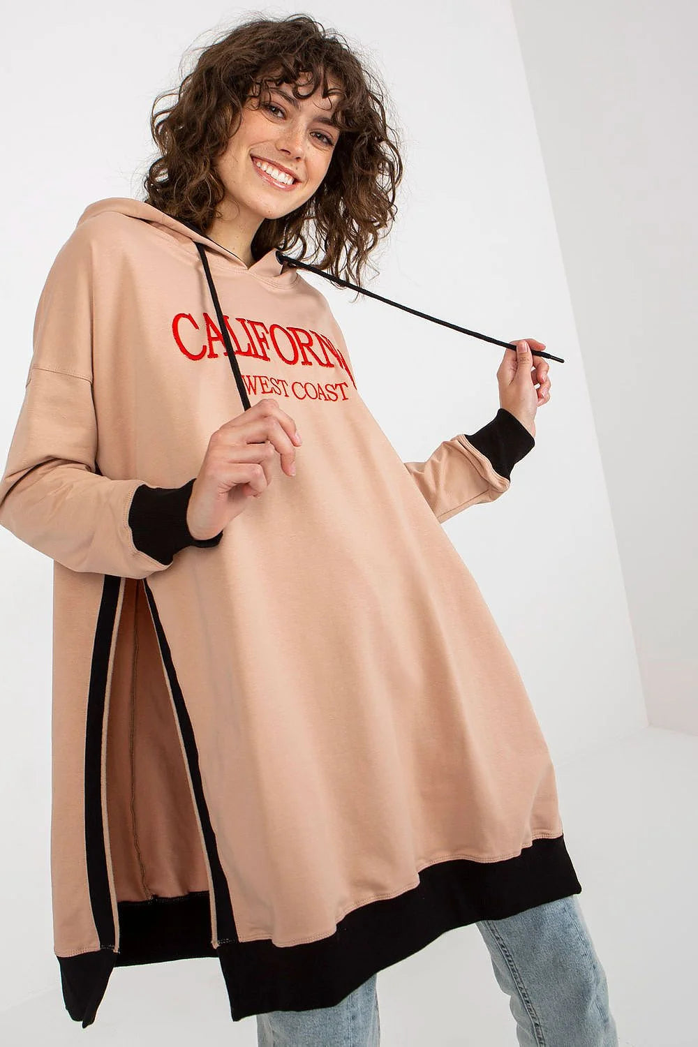 Sweatshirt à capuche oversize moderne pour femme en beige-rosé, noir et rouge, coton, polyester, élasthanne, confort, style décontracté