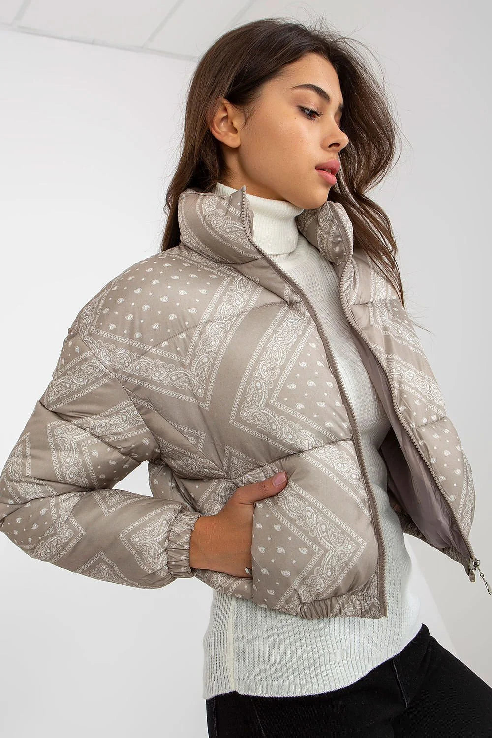Veste doudoune femme moderne élégante imprimé paisley polyester 100% beige taupe coupe courte col montant fermeture éclair