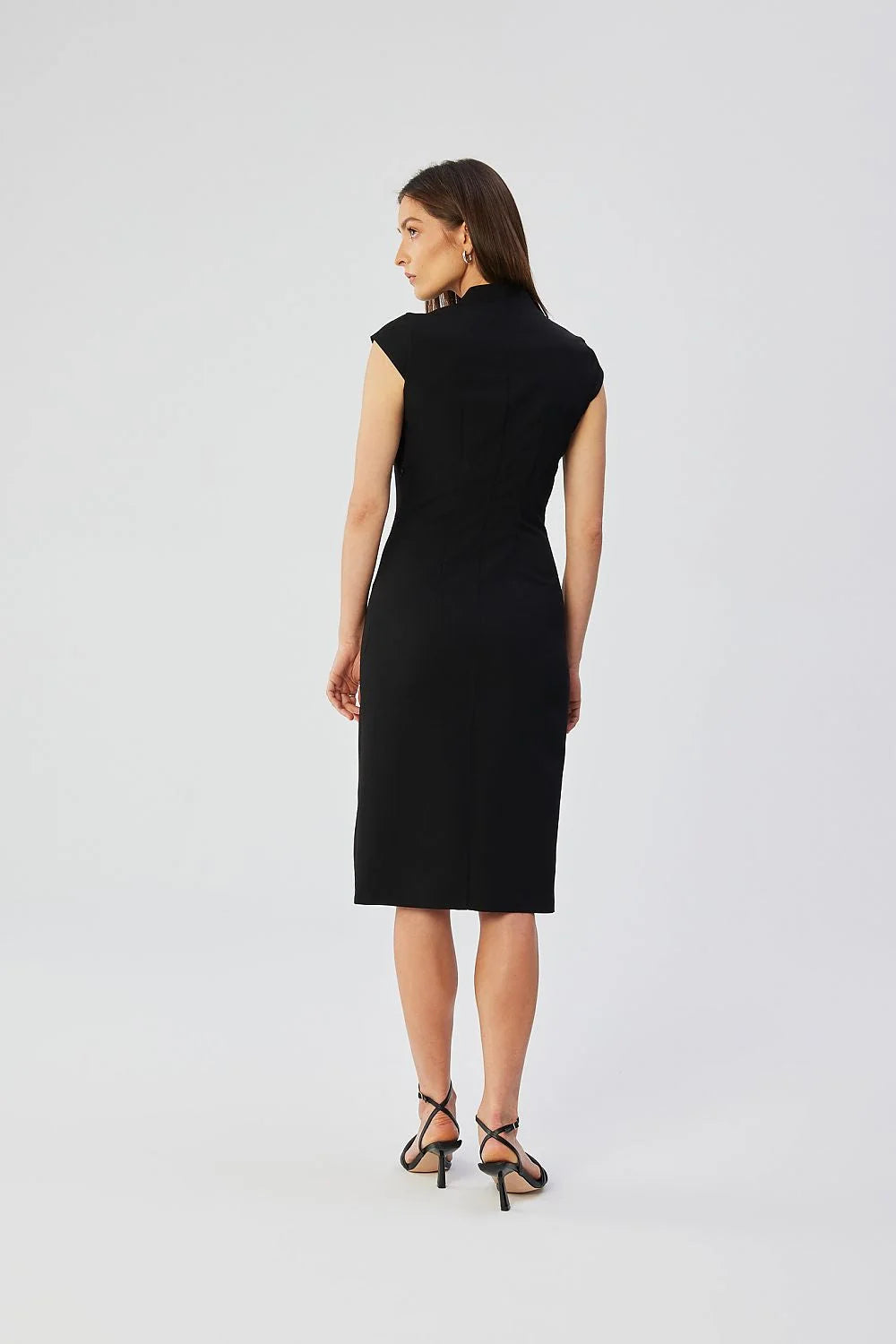 Robe noire élégante pour femme en jersey V-neck manches courtes taille ajustée avec plis discret