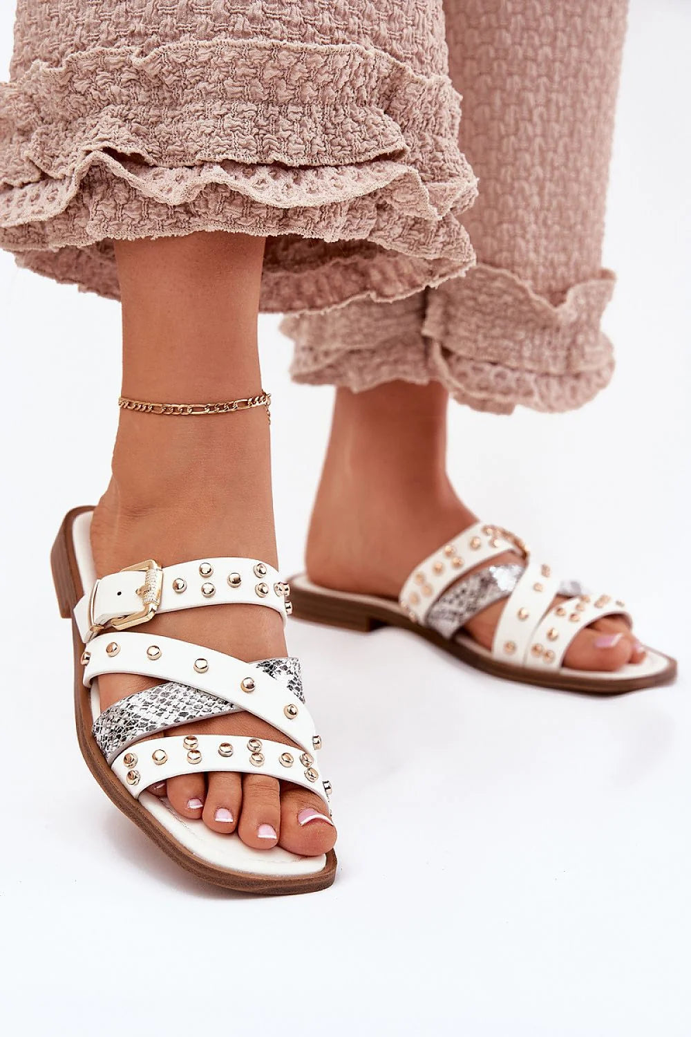 Sandales femmes design moderne élégant bride croisée texture serpent doré détail semelle bois ouverte