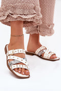 Sandales femmes design moderne élégant bride croisée texture serpent doré détail semelle bois ouverte