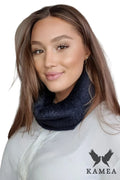 écharpe infinity snood tube courte volumineuse fausse fourrure bleu marine pelucheuse douce chaude isolante soyeuse élégante sophistiquée polyvalente chic urbaine