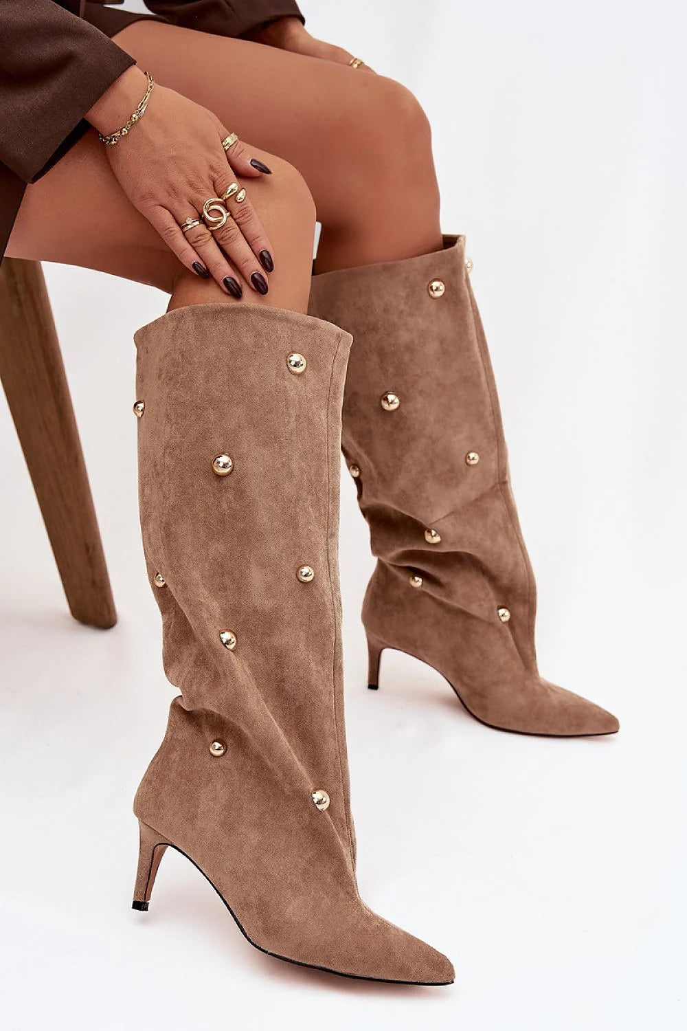 bottes femme simili daim taupe montantes bout pointu talon fin kitten 7cm clous metalliques dorés elegante soiree urbaine