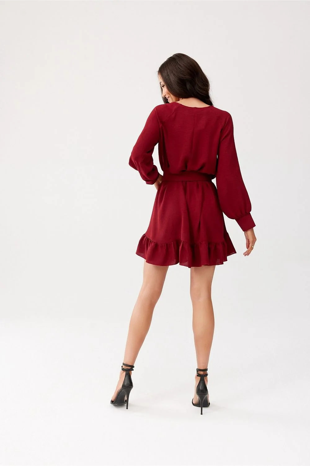 robe bordeaux courte évasée cintrée taille haute ceinturée boucle dorée manches longues froncées volant tissu fluide confortable chic intemporelle