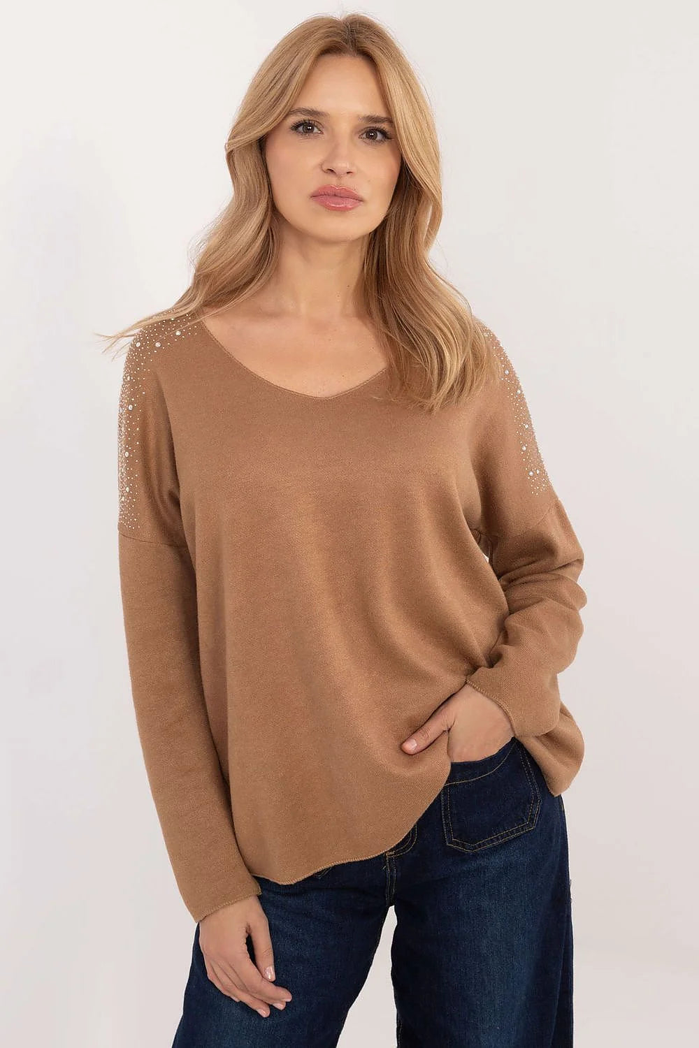 Chandail femme élégant en viscose et élasthanne couleur camel col V manches longues coupe décontractée style intemporel Italy Moda