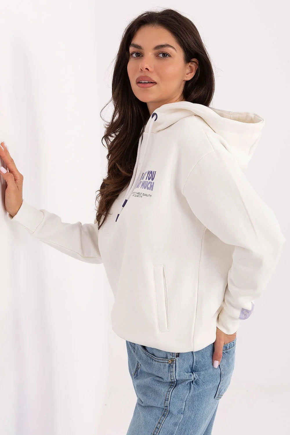 sweatshirt capuche écru molleton doux coupe loose femme réglable cordons blancs embouts violets imprimé slogan lilas pochettes côtelées poignets ourlet
