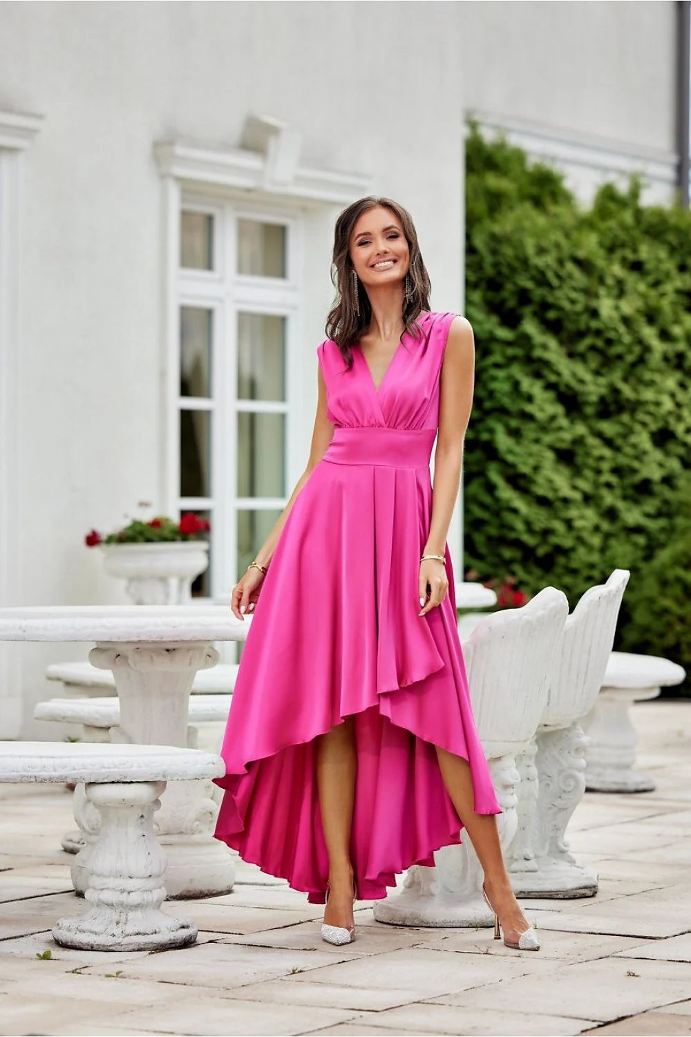 Robe de soirée asymétrique longue couleur rose vif en satin fluide style moderne épaules plissées taille ajustable femme