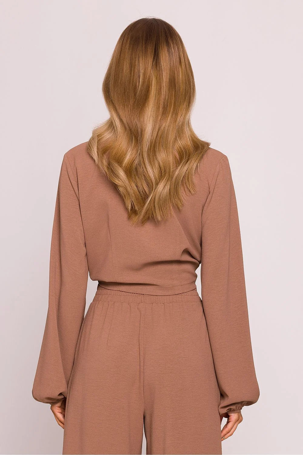 Ensemble féminin élégant moderne haut croisé pantalon large matière légère couleur marron clair taille haute