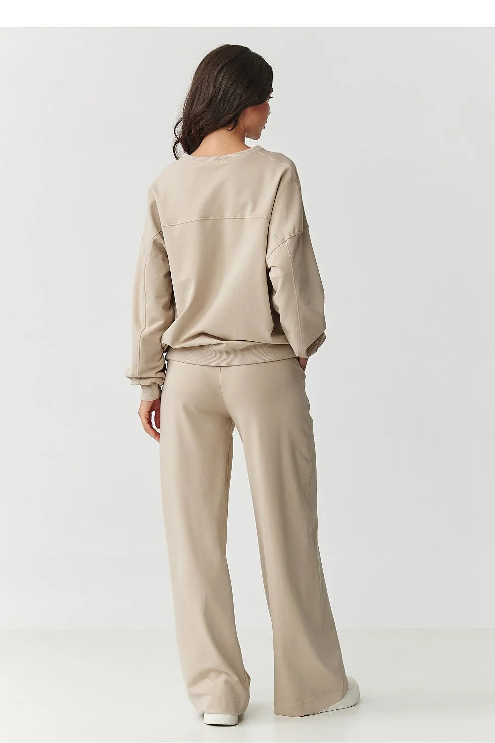 ensemble loungewear femme sweatshirt beige taupe oversize décontracté col rond épaules tombantes broderie tonale logo pantalon large poches