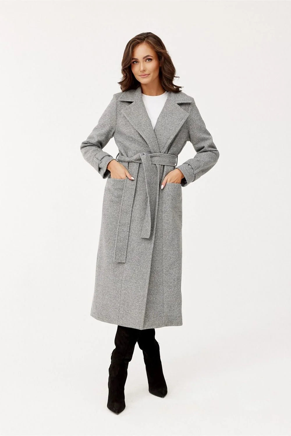 Manteau élégant long en laine pour femme, ceinture intégrée, coupe classique, couleur gris doux, portée automne-hiver, style intemporel, occasions formelles et décontractées