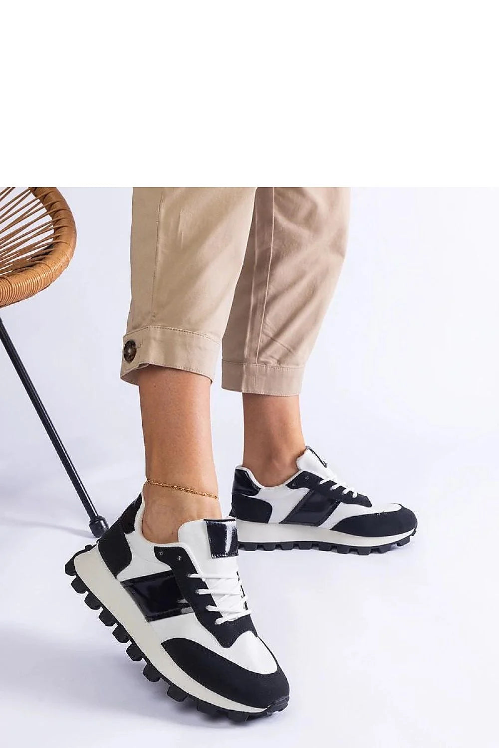 Baskets mode femmes design moderne style sportif tendance couleur noire et blanche tige cuir semelle caoutchouc lacets ajustables