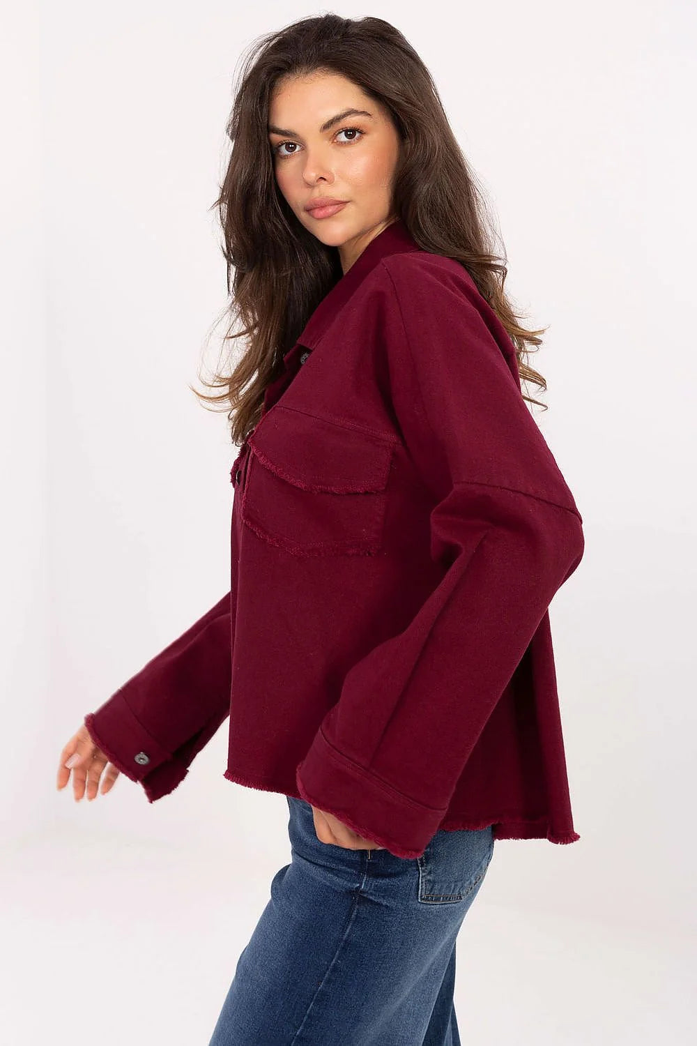 chemise jean femme shacket oversize bordeaux profond col classique boutonnée manches longues poches poitrine rabat coupe boxy épaules tombantes