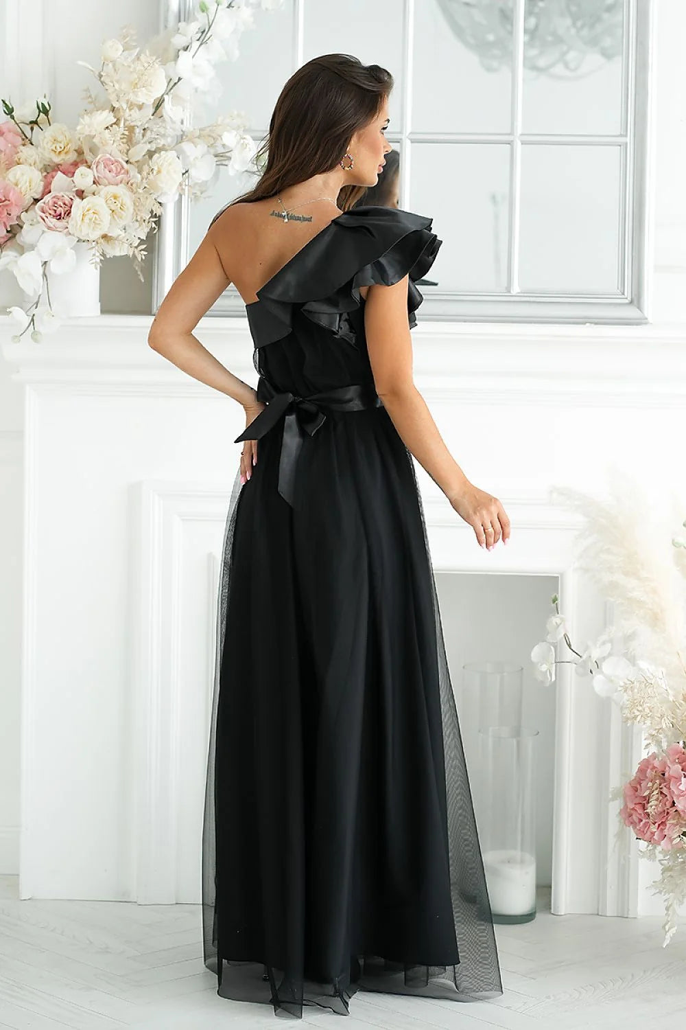robe longue noire soirée mariage gala asymétrique épaule gauche volant satin ceinture taille marquée mousseline légère fente haute silhouette fluide