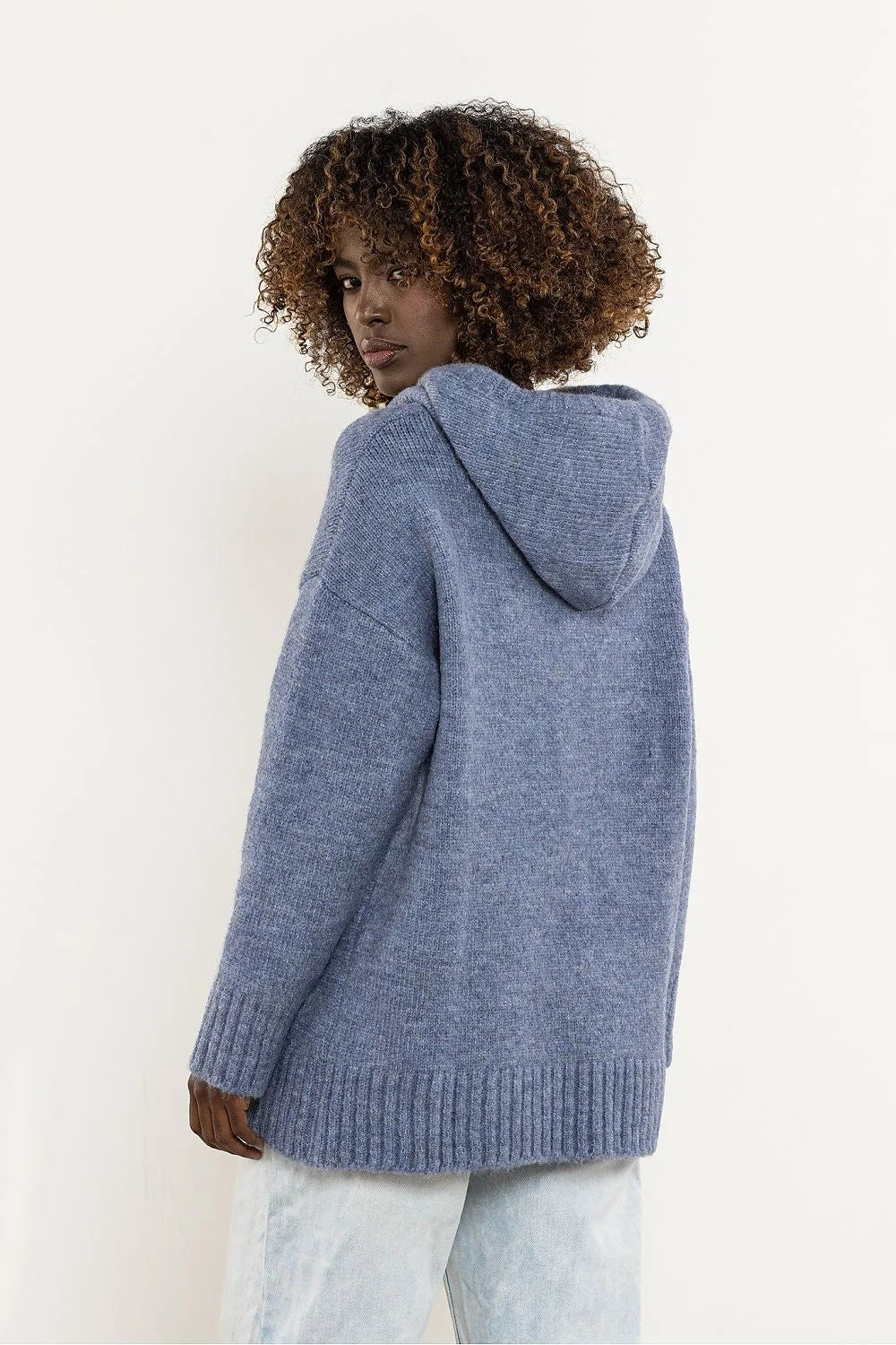 pull capuche femme oversize maille épaisse bleu chiné tunique allongée poche kangourou cordon serrage moelleuse duveteuse bords côtes larges poignets