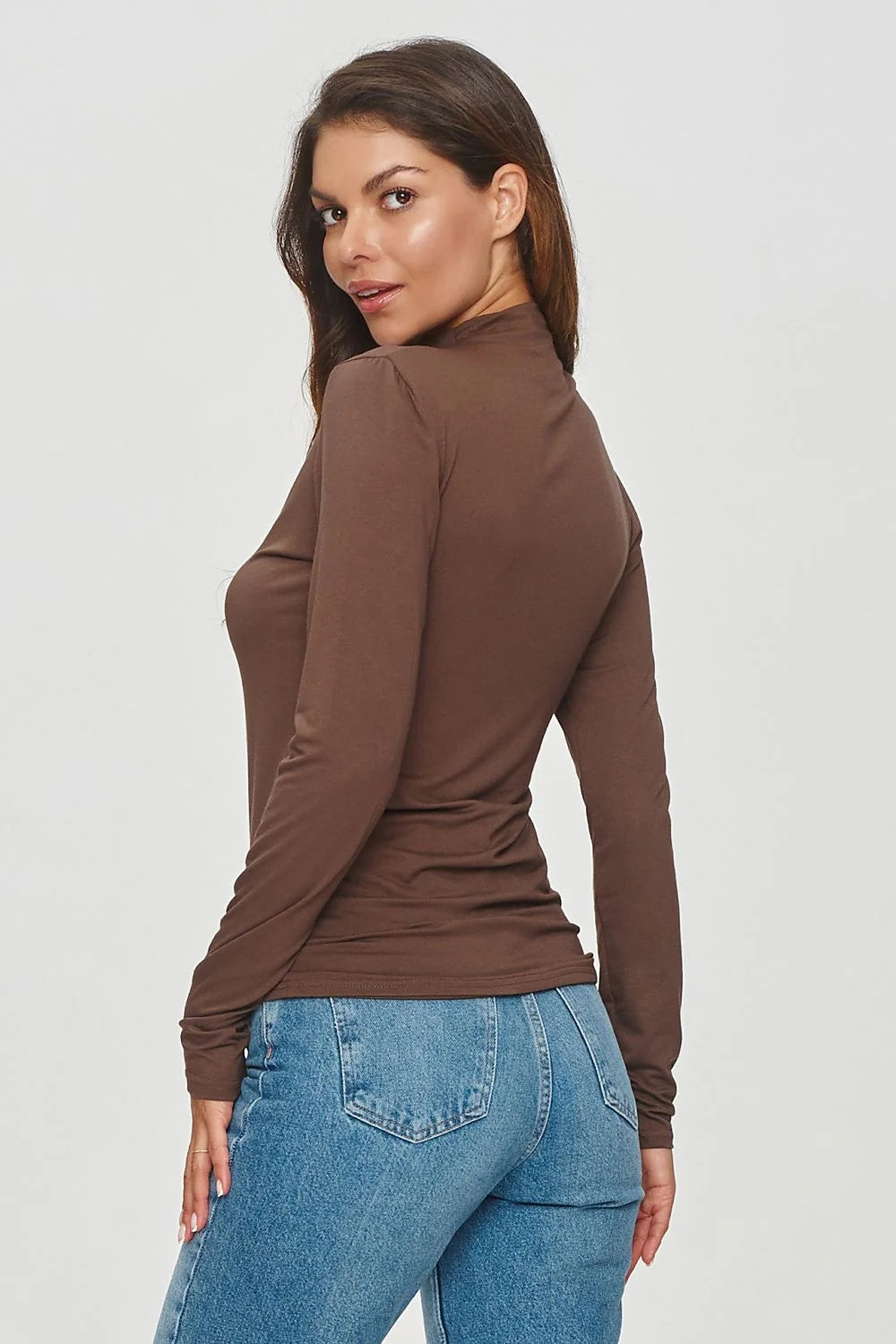 Chemisier femme Makadamia design épuré manches longues couleur chocolat profond matière stretch ajusté coupe près du corps élégant automne hiver