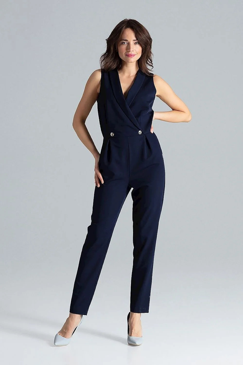 Combinaison femme sans manches vert émeraude revers étroits encolure enveloppe boutons métal polyester viscose coupe ajustée élégance professionnelle soirée