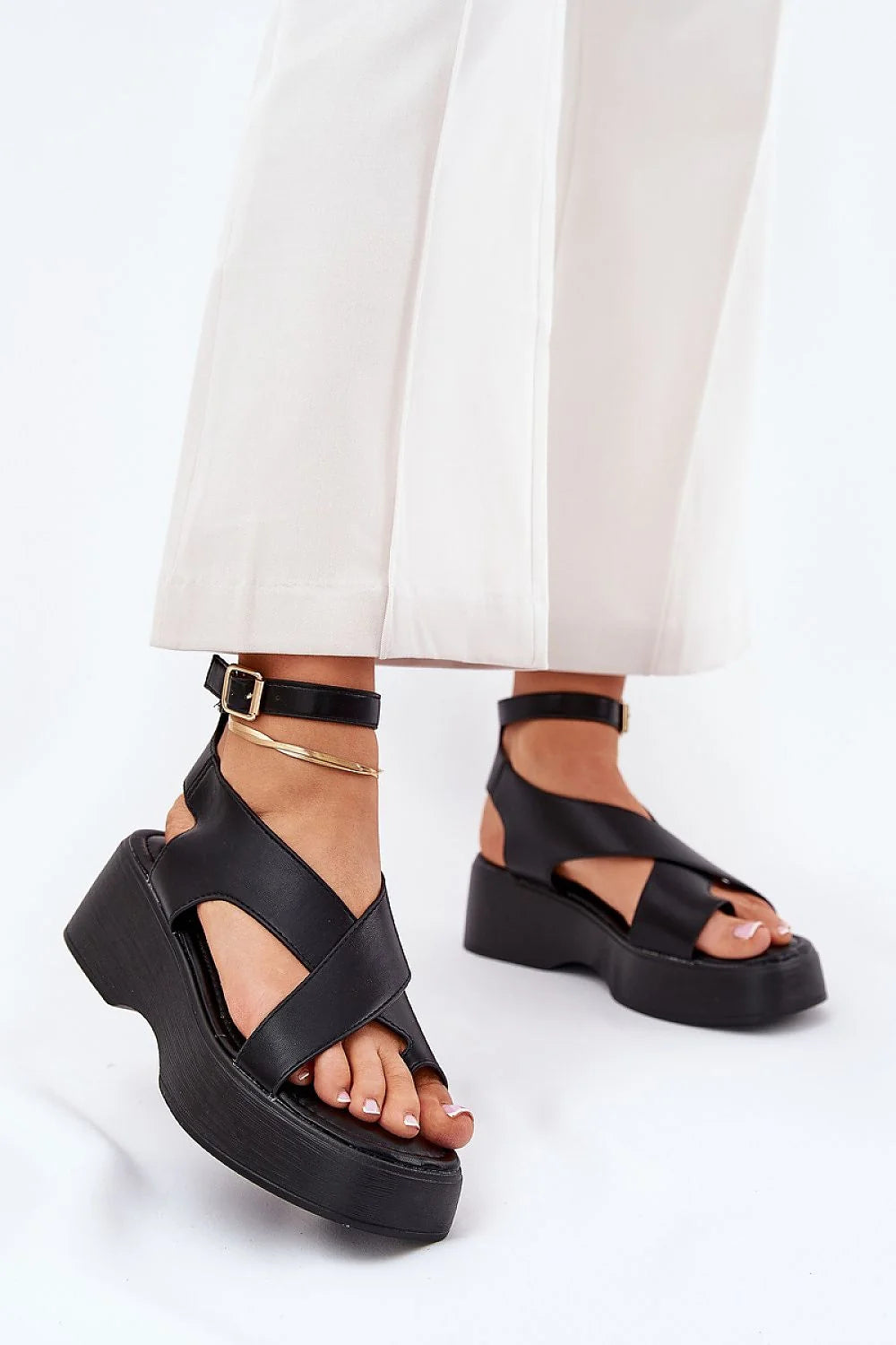 Sandales pour femmes style moderne cuir artificiel noir plateforme compensée talon compensé ajustable