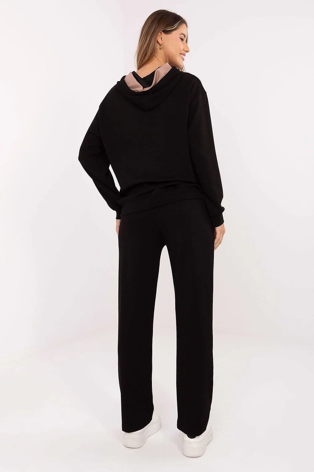 ensemble survêtement femme sweat capuche noir doublure beige cordons contrastés poche kangourou broderie discrète pantalon taille haute jambes droites élastique
