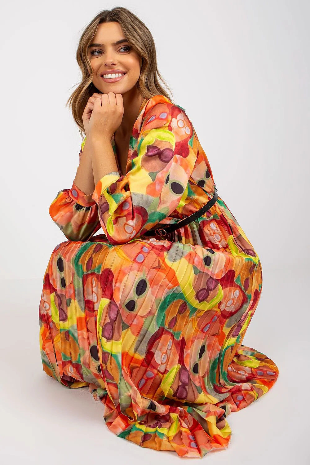 robe midi plissée imprimé abstrait multicolore cachecoeur décolleté V manches bouffantes taille cintrée ceinture fine noire boucle double métallique polyester